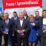 Spotkanie z mieszkańcami Skarżyska. Marszałek Andrzej Bętkowski (w środku) i poseł Krzysztof Lipiec / Anna Głąb / Radio Kielce