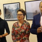 Wernisaż wystawy „Międzyczasy” Joanny Figlarskiej. Od lewej: wicedyrektor Muzeum Przyrody i Techniki Wioletta Sobieraj, Joanna Figarska, dyrektor Muzeum Przyrody i Techniki Tomasz Kordeusz / Anna Głąb / Radio Kielce