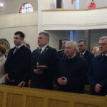 Skarżysko-Kamienna. Pielgrzymka kolejarzy do Sanktuarium Matki Boskiej Ostrobramskiej. Na zdjęciu (od prawej) Andrzej Bętkowski - marszałek województwa świętokrzyskiego, Krzysztof Lipiec - poseł PiS, Maria Zuba - poseł PiS / Anna Głąb / Radio Kielce