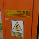 Żółte naklejki na przejazdach kolejowych / Anna Głąb / Radio Kielce