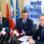 Kielce. Podpisanie umowy na modernizację kolejnych sieci wodociągowych. Na zdjęciu (od lewej): Jerzy Rydlewski z Przedsiębiorstwa Robót Inżynieryjnych "Kanryd", Henryk Milcarz - prezes Wodociągów Kieleckich i Władysław Karol Jacewicz - dyrektor do spraw ekonomicznych "Wodociągów" / Wiktor Dziarmaga / Radio Kielce