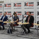 Studio Polityczne Radia Kielce. Od prawej: Maria Zuba – poseł PiS, Magdalena Fogiel-Litwinek – Kukiz’15, Artur Gierada – PO, Marcin Kornaga – PSL, Marek Kowalski- Nowoczesna / Aneta Cielibała-Gil / Radio Kielce