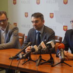 Konferencja prasowa w Urzędzie Miasta Kielce. Na zdjęciu od lewej: Paweł Gągorowski, pełnomocnik prezydenta Kielc, Marcin Różycki - zastępca prezydenta Kielc, Arkadiusz Kubiec - zastępca prezydenta Kielc / Wiktor Dziarmaga / Radio Kielce