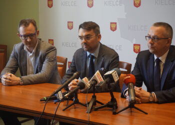 Konferencja prasowa w Urzędzie Miasta Kielce. Na zdjęciu od lewej: Paweł Gągorowski, pełnomocnik prezydenta Kielc, Marcin Różycki - zastępca prezydenta Kielc, Arkadiusz Kubiec - zastępca prezydenta Kielc / Wiktor Dziarmaga / Radio Kielce