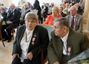 Prezydent Kielc Bogdan Wenta odznaczył medalami 25 par za długoletnie pożycie małżeńskie / Kamil Król / Radio Kielce