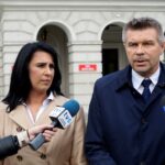 Kielce. Przedstawienie nowej komendant kieleckiej Straży Miejskiej. Renata Gruszczyńska - nowa komendant Straży Miejskiej w Kielcach i Bogdan Wenta - prezydent Kielce / Karol Żak / Radio Kielce