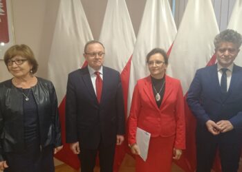 Na zdjęciu (od lewej): Halina Łabuda - przewodnicząca Polskiego Stowarzyszenia na Rzecz Osób z Niepełnosprawnością Intelektualną koło w Staszowie, Andrzej Michalski - dyrektor świętokrzyskiego oddziału PFRON, Agata Wojtyszek - wojewoda świętokrzyski i Krzysztof Słoń - senator PiS / Iwona Murawska / Radio Kielce