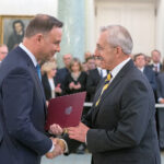 Uroczystość wręczenia nominacji profesorskich w Pałacu Prezydenckim. Na zdjęciu: prezydent RP Andrzej Duda oraz profesor nauk medycznych Stanisław Góźdź, dyrektor Świętokrzyskiego Centrum Onkologii w Kielcach / Eliza Radzikowska-Białobrzewska / Kancelaria Prezydenta RP