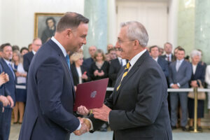 Uroczystość wręczenia nominacji profesorskich w Pałacu Prezydenckim. Na zdjęciu: prezydent RP Andrzej Duda oraz profesor nauk medycznych Stanisław Góźdź, dyrektor Świętokrzyskiego Centrum Onkologii w Kielcach / Eliza Radzikowska-Białobrzewska / Kancelaria Prezydenta RP