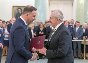 Uroczystość wręczenia nominacji profesorskich w Pałacu Prezydenckim. Na zdjęciu: prezydent RP Andrzej Duda oraz profesor nauk medycznych Stanisław Góźdź, dyrektor Świętokrzyskiego Centrum Onkologii w Kielcach / Eliza Radzikowska-Białobrzewska / Kancelaria Prezydenta RP