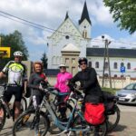 Rowerowa majówka z Radiem Kielce - Żółty szlak rowerowy dookoła Sandomierza "Sandomierskie krajobrazy". Na zdjęciu: grupa rowerowa przy klasztorze w Wielowsi / Radio Kielce