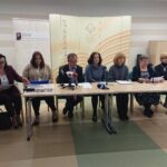 Uczestnicy konferencji poświęconej organizacji wydarzeń w ramach Roku Gustawa Herlinga-Grudzińskiego (od lewej): Magdalena Kubacka – Zespół Państwowych Szkół Plastycznych w Kielcach, Urszula Salwa – dyrektor Pedagogicznej Biblioteki Wojewódzkiej w Kielcach, Anna Godowska – Wojewódzka Biblioteka Publiczna, Andrzej Dąbrowski – dyrektor Wojewódzkiej Biblioteki Publicznej, Iwona Marynowska-Gruszka, Magdalena Helis-Rzepka – Stowarzyszenie „Żeromszczacy” i Towarzystwo Przyjaciół Kielc, doktor Irena Furnal – Uniwersytet Jana Kochanowskiego w Kielcach, Krystyna Nowakowska – dyrektor Centrum Edukacji i Kultury „Szklany Dom” w Ciekotach, Katarzyna Szymczyk – wicedyrektor Zespołu Państwowych Szkół Muzycznych w Kielcach. / Dorota Klusek / Radio Kielce