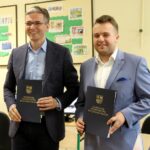 Starachowice. Podpisanie umowy na wprowadzenie usług cyfrowych. Na zdjęciu (od lewej): Adam Jarubas - marszałek województwa i Marek Materek - prezydent Starachowic / UM Starachowice