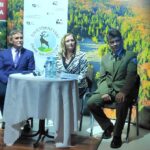 Nowa Słupia. Konferencja o nowych inwestycjach. Na zdjęciu (od lewej): Włodzimierz Szczałuba - kierownik referatu funduszy strukturalnych w Urzędzie Miasta i Gminy w Nowej Słupi, Małgorzata Wilk-Grzywna - dyrektor Parku Legend i Jan Reklewski - dyrektor ŚPN / Izabela Mortas / Radio Kielce