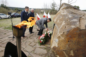 Uroczystości pod obeliskiem upamiętniającym ofiary katastrofy smoleńskiej przy ulicy Grabinów / Jarosław Kubalski / Radio Kielce