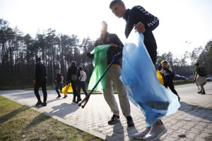 Akcja śmieciobrania w lesie na kieleckim Stadionie, w której wzięli udział zawodnicy i kibice PGE Vive / Jarosław Kubalski / Radio Kielce