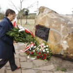 Uroczystości pod obeliskiem upamiętniającym ofiary katastrofy smoleńskiej przy ulicy Grabinów / Jarosław Kubalski / Radio Kielce