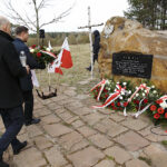 Uroczystości pod obeliskiem upamiętniającym ofiary katastrofy smoleńskiej przy ulicy Grabinów / Jarosław Kubalski / Radio Kielce