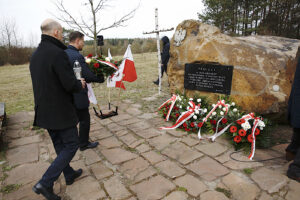 Uroczystości pod obeliskiem upamiętniającym ofiary katastrofy smoleńskiej przy ulicy Grabinów / Jarosław Kubalski / Radio Kielce