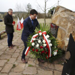 Uroczystości pod obeliskiem upamiętniającym ofiary katastrofy smoleńskiej przy ulicy Grabinów / Jarosław Kubalski / Radio Kielce