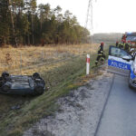 Chęciny. Dachowanie samochodu / Jarosław Kubalski / Radio Kielce