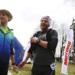 Maraton Pieszy „Przedwiośnie”. Zwycięzca Cezary Śliwka (z prawej) / Jarosław Kubalski / Radio Kielce