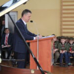 Uroczysta Sesja Rady Miejskiej w Szkole Podstawowej im. Marszałka Józefa Piłsudskiego w Opatowcu. Na zdjęciu burmistrz Opatowca – Sławomir Kowalczyk / Marta Gajda / Radio Kielce