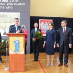 Uroczysta Sesja Rady Miejskiej w Szkole Podstawowej im. Marszałka Józefa Piłsudskiego w Opatowcu. Na zdjęciu od lewej: przewodniczący rady Miejskiej w Opatowcu - Henryk Kryca, burmistrz Opatowca - Sławomir Kowalczyk, Agata Wojtyszek – wojewoda świętokrzyski, Jacek Włosowicz – senator, Aneta Bobowiec-Stachowicz – z biura poselskiego Michała Cieślaka / Marta Gajda / Radio Kielce