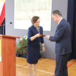 Uroczysta Sesja Rady Miejskiej w Szkole Podstawowej im. Marszałka Józefa Piłsudskiego w Opatowcu. Na zdjęciu Agata Wojtyszek- wojewoda świętokrzyski, Sławomir Kowalczyk - burmistrz Opatowca / Marta Gajda / Radio Kielce