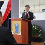 Uroczysta Sesja Rady Miejskiej w Szkole Podstawowej im. Marszałka Józefa Piłsudskiego w Opatowcu. Na zdjęciu senator Jacek Włosowicz / Marta Gajda / Radio Kielce