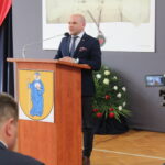 Uroczysta Sesja Rady Miejskiej w Szkole Podstawowej im. Marszałka Józefa Piłsudskiego w Opatowcu. Na zdjęciu Mariusz Gosek - członek Zarządu Województwa Świętokrzyskiego / Marta Gajda / Radio Kielce