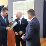 Uroczysta Sesja Rady Miejskiej w Szkole Podstawowej im. Marszałka Józefa Piłsudskiego w Opatowcu. Na zdjęciu od lewej: burmistrz Opatowca – Sławomir Kowalczyk, członek zarządu województwa świętokrzyskiego Mariusz Gosek, senator Jacek Włosowicz / Marta Gajda / Radio Kielce