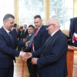 Uroczysta Sesja Rady Miejskiej w Szkole Podstawowej im. Marszałka Józefa Piłsudskiego w Opatowcu. Gratulacje składa burmistrz Opatowca – Sławomir Kowalczyk / Marta Gajda / Radio Kielce