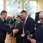 Uroczysta Sesja Rady Miejskiej w Szkole Podstawowej im. Marszałka Józefa Piłsudskiego w Opatowcu. Gratulacje składa burmistrz Opatowca – Sławomir Kowalczyk / Marta Gajda / Radio Kielce