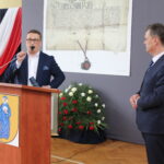 Uroczysta Sesja Rady Miejskiej w Szkole Podstawowej im. Marszałka Józefa Piłsudskiego w Opatowcu.  Na zdjęciu od lewej: Paweł Zagaja- burmistrz Nowego Korczyna / Marta Gajda / Radio Kielce