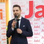 Wiceminister sprawiedliwości poseł Patryk Jaki, kandydat Zjednoczonej Prawicy do Parlamentu Europejskiego w okręgu małopolsko-świętokrzyskim z wizyta w Skalbmierzu / Marta Gajda / Radio Kielce