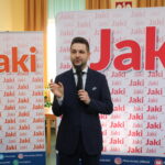 Wiceminister sprawiedliwości poseł Patryk Jaki, kandydat Zjednoczonej Prawicy do Parlamentu Europejskiego w okręgu małopolsko-świętokrzyskim z wizyta w Skalbmierzu / Marta Gajda / Radio Kielce