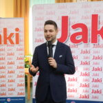 Wiceminister sprawiedliwości poseł Patryk Jaki, kandydat Zjednoczonej Prawicy do Parlamentu Europejskiego w okręgu małopolsko-świętokrzyskim z wizyta w Skalbmierzu / Marta Gajda / Radio Kielce