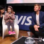 Rafał Zawierucha – aktor, dziennikarz gościł w Pińczowskim Samorządowym Centrum Kultury. Z lewej: Weronika Wawrzkowicz – autorka bloga rozmawiambolubie.pl / Marta Gajda / Radio Kielce