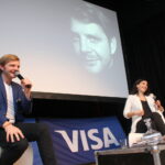 Rafał Zawierucha – aktor, dziennikarz gościł w Pińczowskim Samorządowym Centrum Kultury. Z prawej: Weronika Wawrzkowicz – autorka bloga rozmawiambolubie.pl / Marta Gajda / Radio Kielce