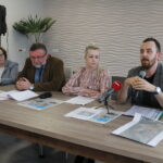 Mieszkańcy miejscowości Dobrów i Wierzbicy w gminie Tuczępy w powiecie buskim przeciwni planowanej inwestycji. Na zdjęciu Wioletta Kaczmarek – prezes Stowarzyszenia Towarzystwa Przyjaciół Gminy Tuczępy, Artur Kański – wiceprezes stowarzyszenia, Anna Kolankowska – pracownik Urzędu Gminy Tuczępy, Jakub Duszczyk – biegły sądowy z zakresu ochrony środowiska / Marta Gajda / Radio Kielce