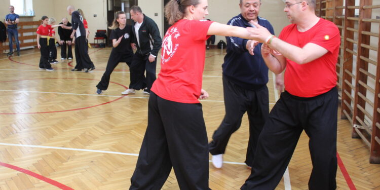 Sifu Wanga – wielki mistrz tradycyjnego chińskiego Kung-fu podczas treningu / Marta Gajda / Radio Kielce