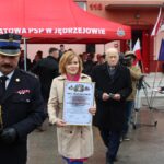 Nawarzyce. Uroczyste przekazanie nowego wozu strażackiego. Na zdjęciu (od lewej): Robert Sabat - zastępca świętokrzyskiego komendanta Państwowej Staży Pożarnej w Kielcach, Anna Krupka - wiceminister sportu i turystyki i Kornel Morawiecki - poseł i marszałek senior Sejmu VIII kadencji / Marta Gajda / Radio Kielce