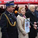 Nawarzyce. Uroczyste przekazanie nowego wozu strażackiego. Na zdjęciu (od lewej): Robert Sabat - zastępca świętokrzyskiego komendanta Państwowej Staży Pożarnej w Kielcach, Anna Krupka - wiceminister sportu i turystyki i Kornel Morawiecki - poseł i marszałek senior Sejmu VIII kadencji / Marta Gajda / Radio Kielce