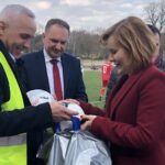 Wiceminister sportu i turystyki Anna Krupka przekazuje piłki wiceprezesowi LKS Klimontowianka Romanowi Żurkowi / Grażyna-Szlęzak-Wójcik / Radio Kielce