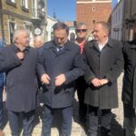 PiS w Sandomierzu. Od lewej: miejski radny Marek Strugała, poseł PiS Krzysztof Lipiec, Janusz Kozłowski, poseł PiS Marek Kwitek, miejski radny Mariusz Prezgot, Piotr Lipiński - dyrektor oddziału Ośrodka Doradztwa Rolniczego w Sandomierzu, radny powiatowy Waldemar Maruszczak / Grażyna-Szlęzak-Wójcik / Radio Kielce