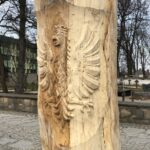 Rzeźba z pnia drzewa na cmentarzu katedralnym / Grażyna-Szlęzak-Wójcik / Radio Kielce