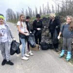 Sprzątanie w Gorzyczanach / Grażyna Szlęzak-Wójcik / Radio Kielce