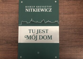 Okładka biskupa Krzysztofa Nitkiewicza "Tu jest mój dom" / Grażyna-Szlęzak-Wójcik / Radio Kielce