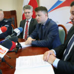 Kielce. Kampania „Narkotyki i dopalacze zabijają”. Na zdjęciu (od lewej): inspektor Artur Bielecki - zastępca Komendanta Wojewódzkiego Policji w Kielcach, Krzysztof Słoń - senator Prawa i Sprawiedliwości, Bartłomiej Dorywalski - wicewojewoda świętokrzyski, Jarosław Ciura - Państwowy Wojewódzki Inspektor Sanitarny Dyrektor Wojewódzkiej Stacji Sanitarno-Epidemiologicznej w Kielcach / Jacek Korczyński / Świętokrzyski Urząd Wojewódzki w Kielcach